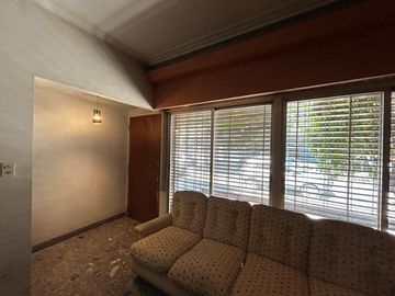 En Venta Casa de 3 ambientes . con fondo  garage  s/lote de 8 x 23