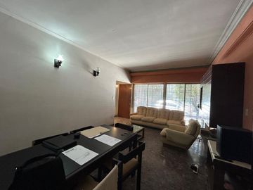 En Venta Casa de 3 ambientes . con fondo  garage  s/lote de 8 x 23