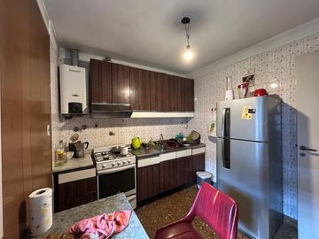 En Venta Casa de 3 ambientes . con fondo  garage  s/lote de 8 x 23