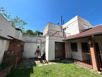 En Venta Casa de 3 ambientes . con fondo  garage  s/lote de 8 x 23