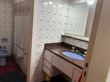 En Venta Casa de 3 ambientes . con fondo  garage  s/lote de 8 x 23