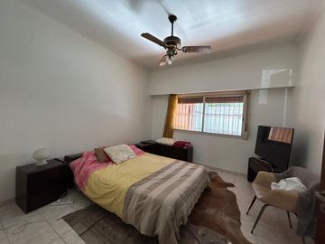 En Venta Casa de 3 ambientes . con fondo  garage  s/lote de 8 x 23