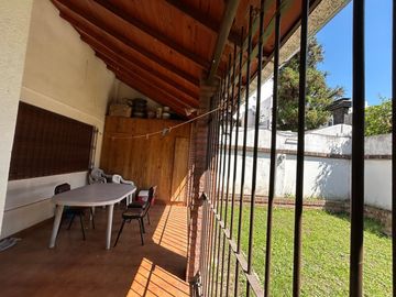 En Venta Casa de 3 ambientes . con fondo  garage  s/lote de 8 x 23