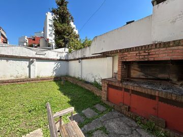 En Venta Casa de 3 ambientes . con fondo  garage  s/lote de 8 x 23
