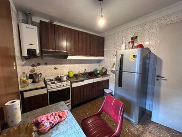 En Venta Casa de 3 ambientes . con fondo  garage  s/lote de 8 x 23