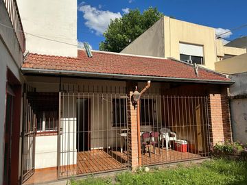 En Venta Casa de 3 ambientes . con fondo  garage  s/lote de 8 x 23