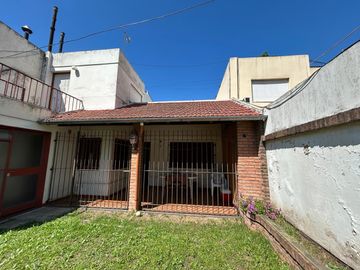 En Venta Casa de 3 ambientes . con fondo  garage  s/lote de 8 x 23