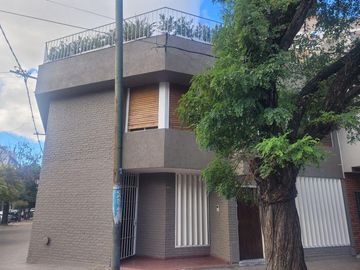Casa de Categoria con Dpto y Estudio