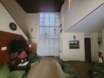 Casa de Categoria con Dpto y Estudio