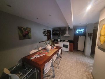 Casa de Categoria con Dpto y Estudio