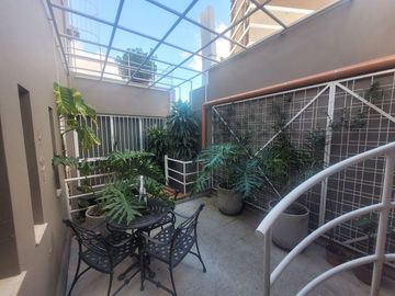 Casa de Categoria con Dpto y Estudio