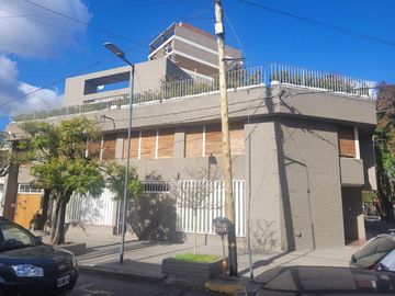 Casa de Categoria con Dpto y Estudio