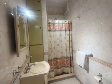 Casa de Categoria con Dpto y Estudio