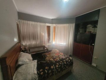 Casa de Categoria con Dpto y Estudio