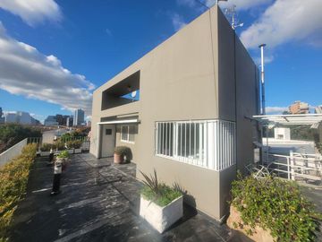 Casa de Categoria con Dpto y Estudio