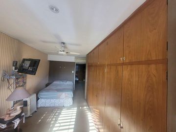 Casa de Categoria con Dpto y Estudio