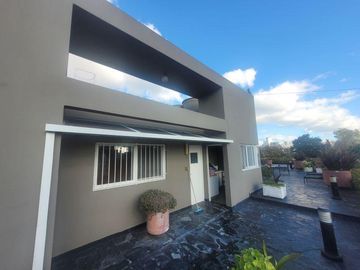 Casa de Categoria con Dpto y Estudio