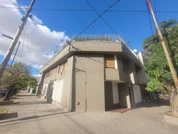 Casa de Categoria con Dpto y Estudio