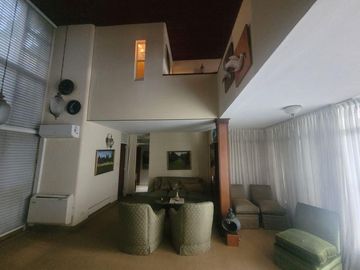 Casa de Categoria con Dpto y Estudio