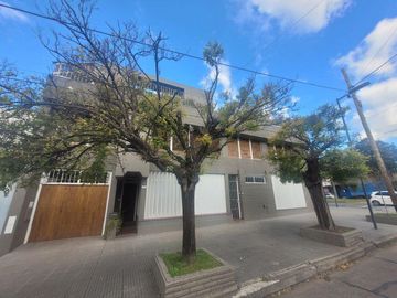 Casa de Categoria con Dpto y Estudio