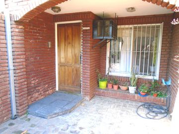 VENTA DÚPLEX DE 4 AMBIENTES EN OLIVOS
