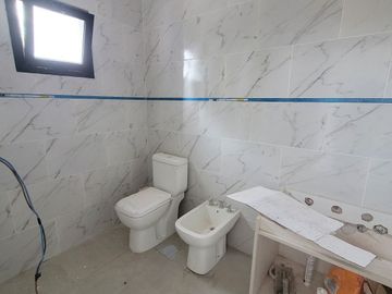 VENDE DÚPLEX A ESTRENAR EN CIPOLLETTI, 3 DORMITORIOS