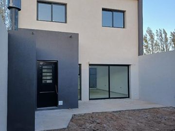 VENDE DÚPLEX A ESTRENAR EN CIPOLLETTI, 3 DORMITORIOS