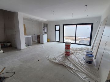 VENDE DÚPLEX A ESTRENAR EN CIPOLLETTI, 3 DORMITORIOS