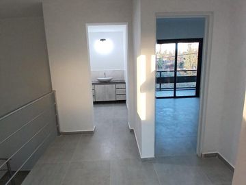 VENDE DÚPLEX A ESTRENAR EN CIPOLLETTI, 3 DORMITORIOS