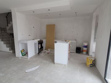 VENDE DÚPLEX A ESTRENAR EN CIPOLLETTI, 3 DORMITORIOS