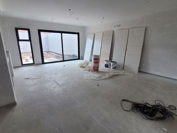 VENDE DÚPLEX A ESTRENAR EN CIPOLLETTI, 3 DORMITORIOS