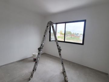 VENDE DÚPLEX A ESTRENAR EN CIPOLLETTI, 3 DORMITORIOS