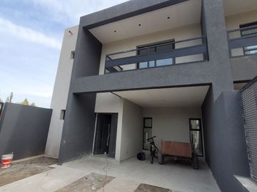 VENDE DÚPLEX A ESTRENAR EN CIPOLLETTI, 3 DORMITORIOS