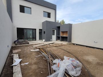 VENDE DÚPLEX A ESTRENAR EN CIPOLLETTI, 3 DORMITORIOS