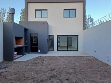 VENDE DÚPLEX A ESTRENAR EN CIPOLLETTI, 3 DORMITORIOS