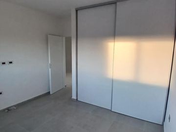 VENDE DÚPLEX A ESTRENAR EN CIPOLLETTI, 3 DORMITORIOS