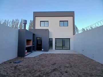 VENDE DÚPLEX A ESTRENAR EN CIPOLLETTI, 3 DORMITORIOS
