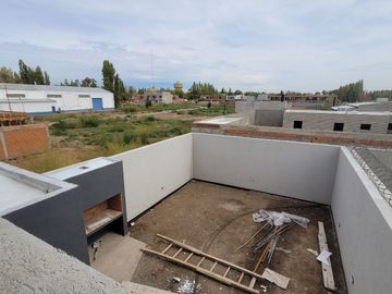 VENDE DÚPLEX A ESTRENAR EN CIPOLLETTI, 3 DORMITORIOS