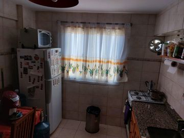 VENTA DEPARTAMENTO 2 AMBIENTES  LUMINOSO CON COCHERA Y BALCON, APTO CREDITO
