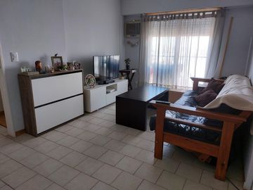VENTA DEPARTAMENTO 2 AMBIENTES  LUMINOSO CON COCHERA Y BALCON, APTO CREDITO