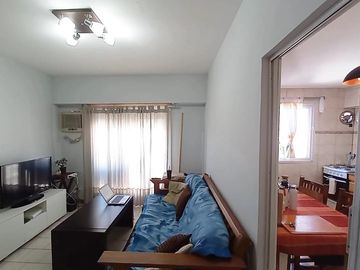 VENTA DEPARTAMENTO 2 AMBIENTES  LUMINOSO CON COCHERA Y BALCON, APTO CREDITO