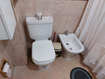 VENTA DEPARTAMENTO 2 AMBIENTES  LUMINOSO CON COCHERA Y BALCON, APTO CREDITO