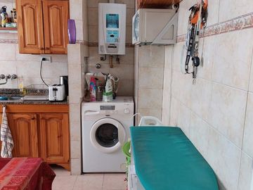VENTA DEPARTAMENTO 2 AMBIENTES  LUMINOSO CON COCHERA Y BALCON, APTO CREDITO
