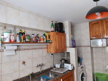 VENTA DEPARTAMENTO 2 AMBIENTES  LUMINOSO CON COCHERA Y BALCON, APTO CREDITO