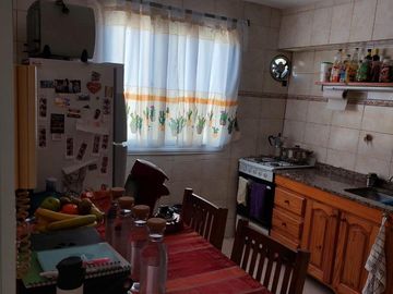 VENTA DEPARTAMENTO 2 AMBIENTES  LUMINOSO CON COCHERA Y BALCON, APTO CREDITO