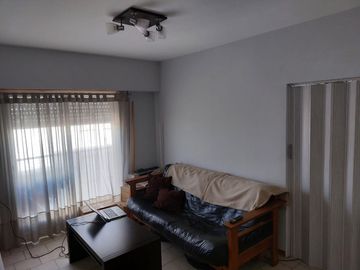 VENTA DEPARTAMENTO 2 AMBIENTES  LUMINOSO CON COCHERA Y BALCON, APTO CREDITO