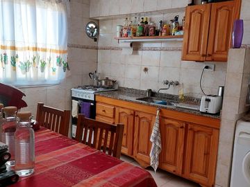 VENTA DEPARTAMENTO 2 AMBIENTES  LUMINOSO CON COCHERA Y BALCON, APTO CREDITO
