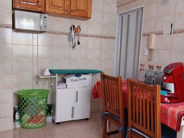 VENTA DEPARTAMENTO 2 AMBIENTES  LUMINOSO CON COCHERA Y BALCON, APTO CREDITO