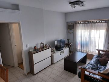 VENTA DEPARTAMENTO 2 AMBIENTES  LUMINOSO CON COCHERA Y BALCON, APTO CREDITO