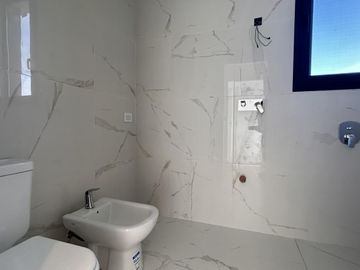 Excelente casa a estrenar en lote central en Barrio Santo Tomás